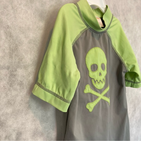 GYMBOREE Boys Skull and Bones Pirate Swim Top Rash Guard Lime Green Size 5 - Picture 6 of 10